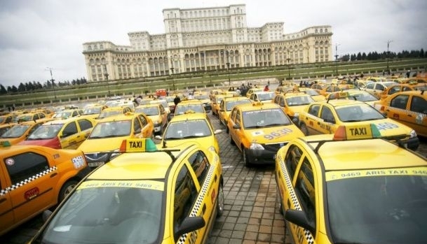 De ce protestează taximetriștii în Capitală? 1 taxiuri.jpg