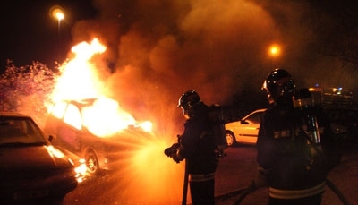 Trei mașini cuprinse de flăcări într-o parcare 1 5_12.jpg