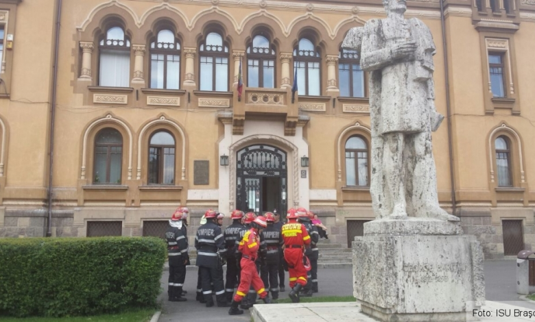 BRAŞOV. Incendiu la Biblioteca Judeţeană! Pompierii au un nou exerciţiu! 1 IMG-20150701-WA0001_188078.jpg