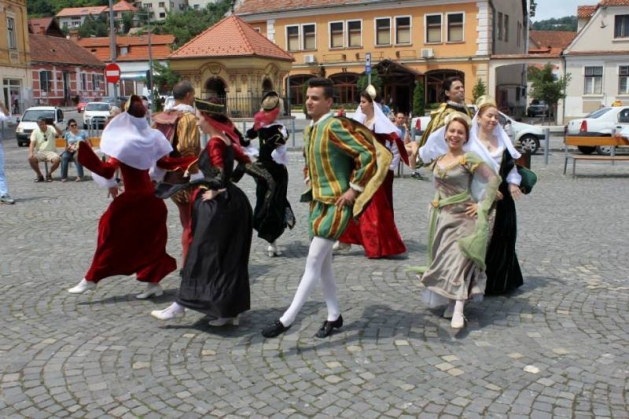 BRAŞOV. Dansuri de salon pe străzile oraşului - galerie foto 1 Romana dans in Piata Unirii_188480.jpg