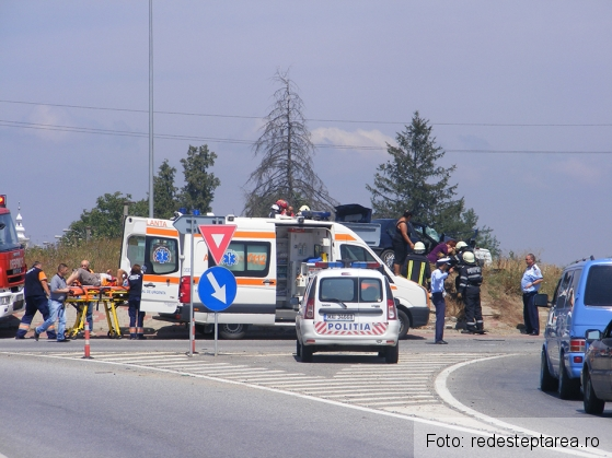 Accident grav în sensul giratoriu! Un autoturism a fost „aruncat” în mijlocul spaţiului verde 1 accident giratoriu 2_190192.jpg