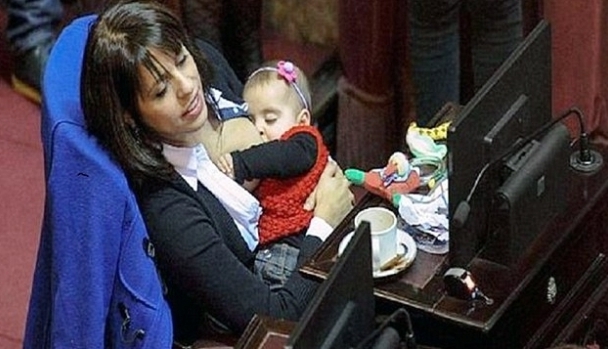 Şi-a alăptat bebeluşul în PARLAMENT 1 alaptatparlament.jpg