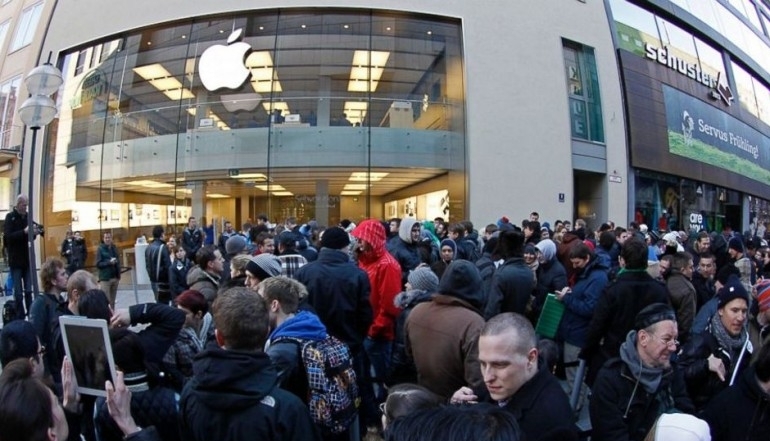 Nu-i uşor să fii fanboy Apple. Costă! 1 apple-store-crowd-770x472.jpg