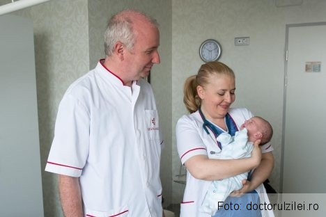Operaţie salvatoare! Un bebeluş se născuse cu intestinele şi ficatul în cutia toracică 1 bebelusoperat.jpg