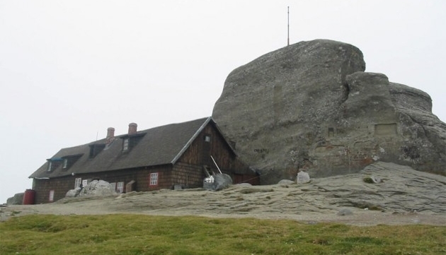 A DISPĂRUT de la Cabana Omu! O tânără este căutată de salvamontişti 1 cabana-omu.jpg