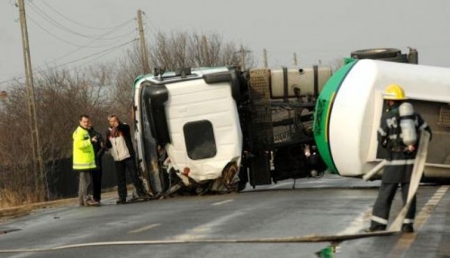 PERICOL de EXPLOZIE. S-a răsturnat o cisternă cu alcool 1 cisternarasturnata.jpg