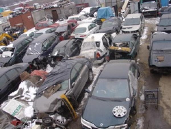 A omorât un biciclist, într-un accident, apoi a încercat să-şi dezmembreze maşina 1 dezmembrari.jpg
