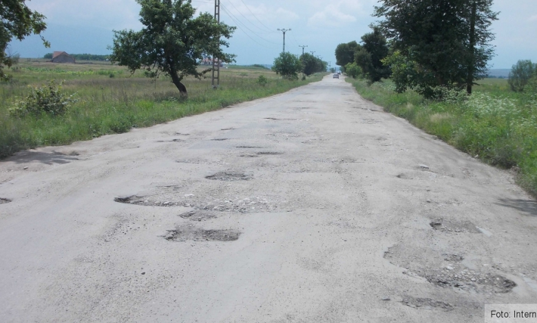 Reparațiile la „drumul rușinii” vor începe cu o „tăiere de panglică” 1 drumul-rusinii-3.jpg