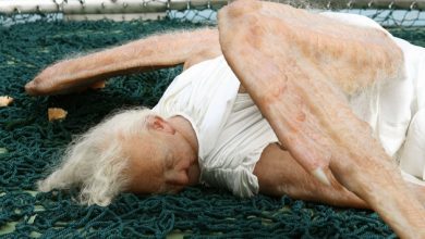 fallen-angel-sculpture-realistic-6_190020.jpg