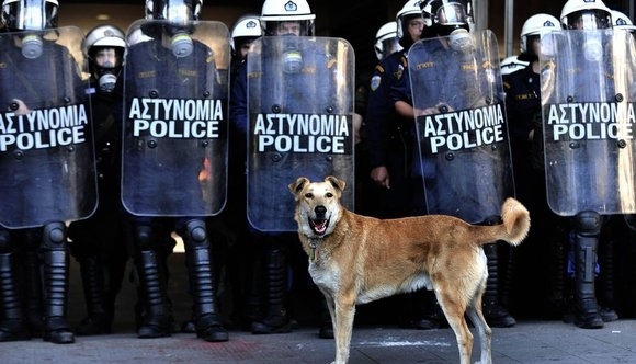 Armata, mobilizată de Guvern pentru menținerea ordinii publice în Grecia 1 greciapolitia.jpg
