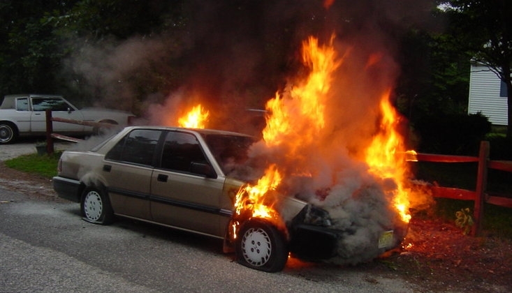 PANICĂ la BRAȘOV. O mașină a luat foc în parcarea blocului 1 masinafoc_2.jpg