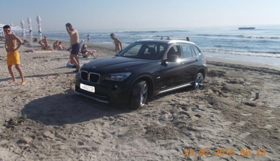 Turist braşovean, amendat cu 5.000 de lei pentru parcatul pe plajă 1 masinapeplaja.jpg