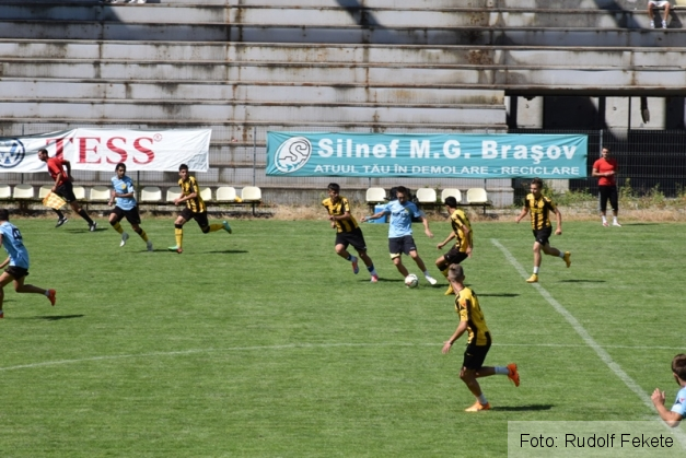 meci scoala FC Brasov iul 01_189007.JPG