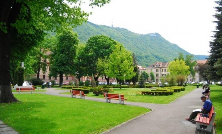 Scufiţa Roşie se joacă în Parcul Central 1 parcultitulescu.jpg