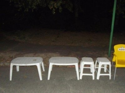 LA MARE. Prins furând piese de mobilier de pe plajă 1 plajascaune.jpg