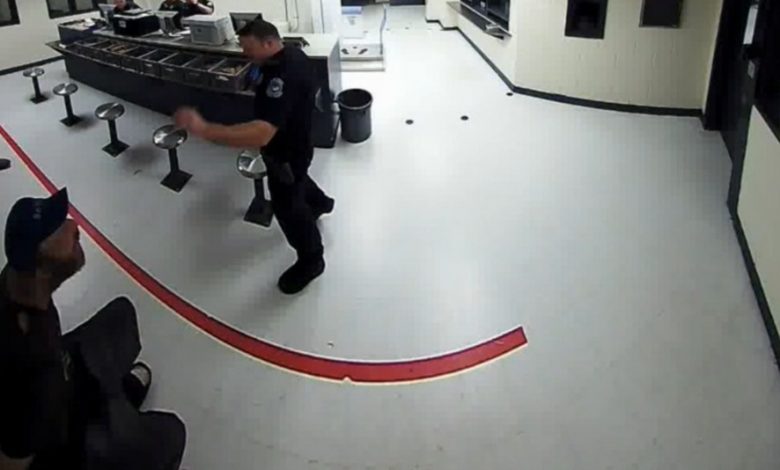 Poliţist investigat după ce a aruncat cu alune într-un arestat 1 politistsua.jpg