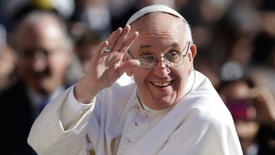 pope-francis-waves-to-cro-011.jpg