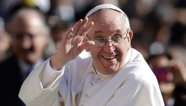 Papa Francisc a băut ceai din frunze de coca 1 pope-francis-waves-to-cro-011.jpg