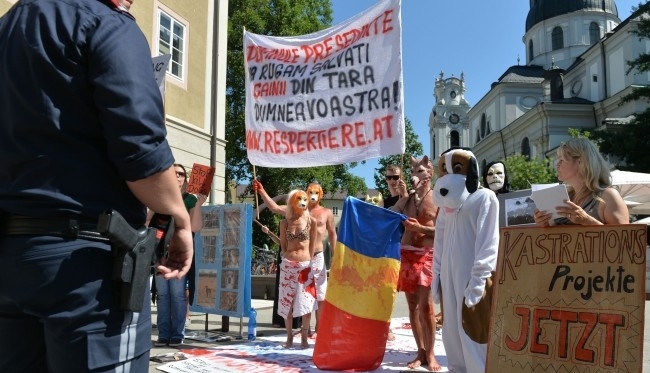 Protest împotriva eutanasierii câinilor, în timpul vizitei preşedintelui României în Austria 1 protestlasalzburg.jpg