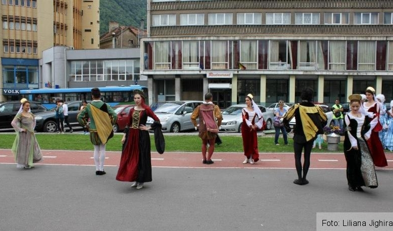 BRAŞOV. Dans istoric şi contemporan, în festival 1 romanadansinfataprimariei2.jpg