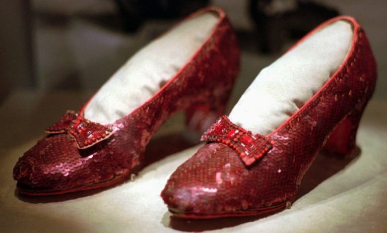 Un milion de dolari recompensă, pentru pantofii din „Vrăjitorul din Oz“ 1 rubyslippers.jpg