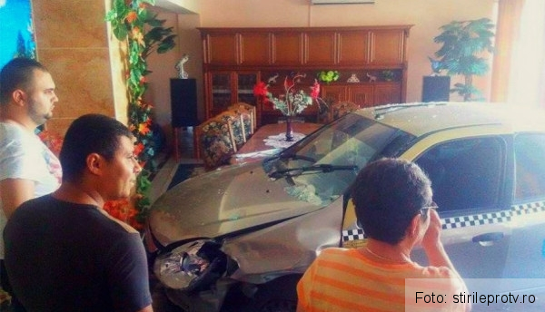 S-au trezit cu taxiul în... sufragerie!!! 1 taxisufragerie.jpg