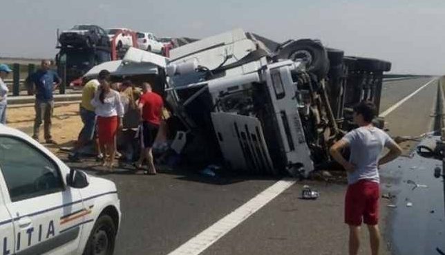 UPDATE. A murit un pasager aflat în cabina TIR-ului care s-a răsturnat pe autostrada A2 1 tirrasturnat.jpg