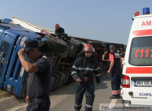 Un TIR încărcat cu material lemnos s-a răsturnat pe ocolitoare 1 tirrasturnatmh.jpg