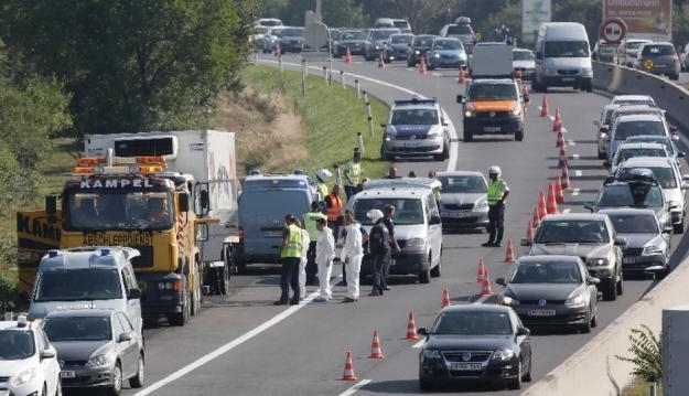 Doi cetăţeni români, reţinuţi pentru trafic de persoane 1 45_2.jpg