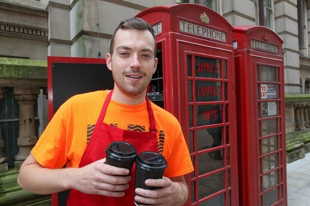 Cafenea într-o cabină telefonică! 1 Jake-Hollier_190594.jpg