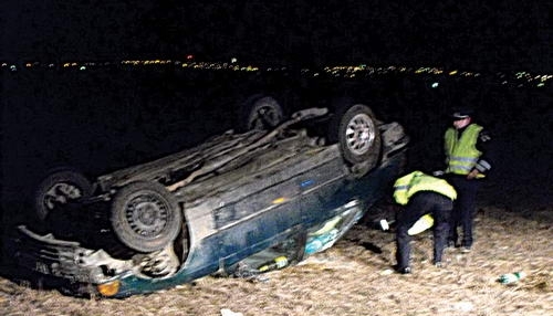 BRAŞOV. Două accidente rutiere, cu maşini răsturnate, a băgat patru oameni în spital 1 accident-masina-rasturnata.jpg