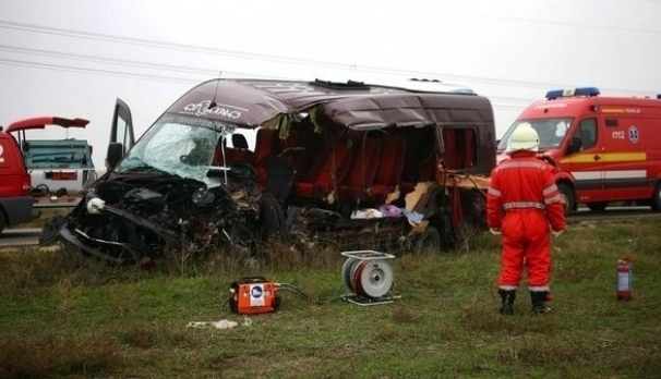 Update. Zece persoane rănite după ce un microbuz s-a ciocnit cu un autoturism 1 accident-microbuz.jpg