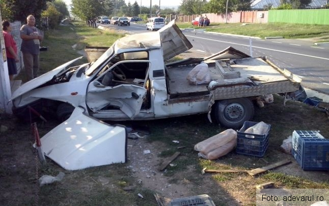 A intrat cu autoutilitara plină cu pâine în maşina care îl depăşea 1 accident vaslui 4_192846.jpg