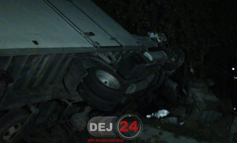 A „zburat” cu autoutilitara peste un şanţ şi s-a izbit de un gard, pe DN 1C 1 accidentdej_3.jpg