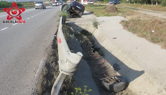 Un autoturism Alfa Romeo s-a izbit de parapeţi! 1 accidentgherla.jpg