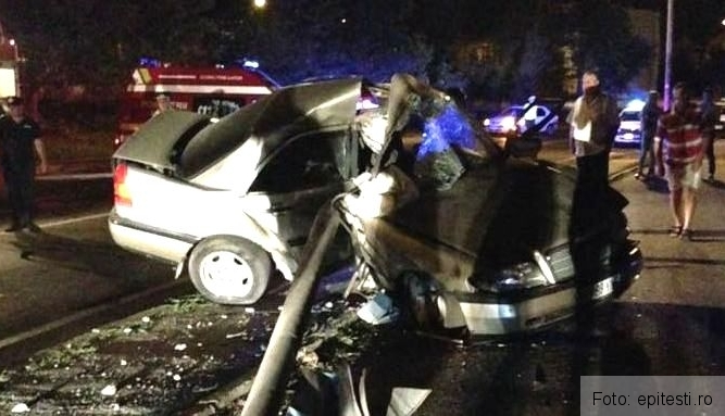 S-a IZBIT cu mașina de un stâlp, în toiul nopții! 1 accidentpitesti.jpg