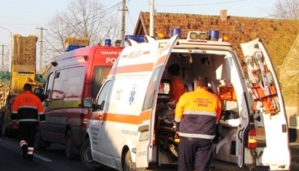Autocar răsturnat pe A2. Doi morți și zeci de răniți 1 ambulanta21.jpg