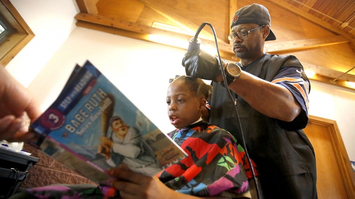 Oferă tunsuri gratis, pentru copiii care îi citesc 1 barber-free-haircut-read-books-courtney-holmes-8_191521.jpg