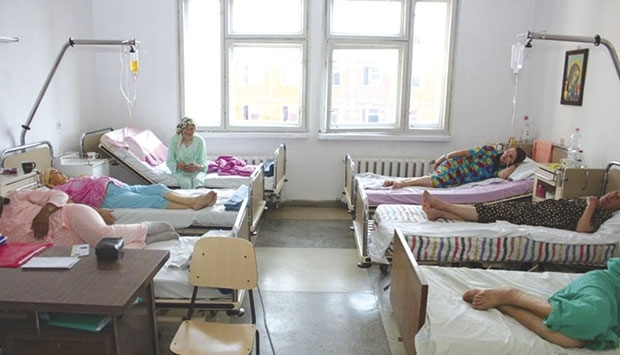 Bolnavii de cancer îi acuză pe decidenți că nu vor să taie răul de la rădăcină 1 bolnavispital.jpg
