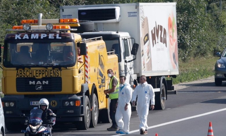 Bilanţ HORROR refăcut! Nu 50, ci peste 70 de imigranţi au murit în camionul groazei!!! 1 camionmorti.jpg