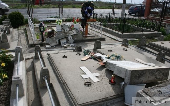 Doi adolescenţi au făcut ravagii într-un cimitir 1 cimitirdevastat.jpg