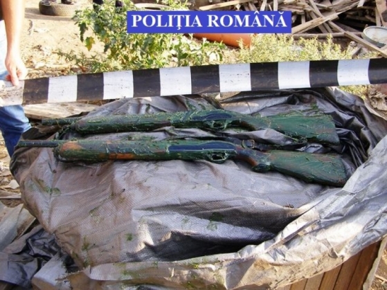 PERCHEZIŢII. Cinci arme letale au fost ridicate de poliţişti, din locuinţele unor contrabandişti! 1 contrabanda arme 2_191277.jpg