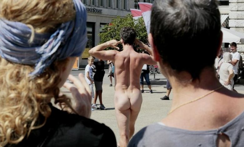 Artă în pielea goală în centrul orașului!!! Imagini explicite... 1 festival1.jpg
