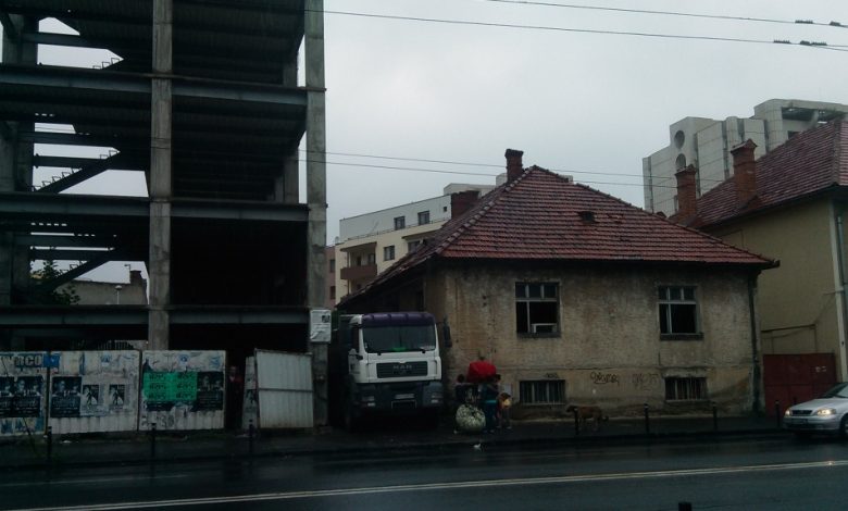 UPDATE. BRAŞOV. Casa plină de gunoaie şi oameni ai străzii din centrul oraşului a fost golită prin grija... vecinilor. GALERIE FOTO 1 img-20150819-130132.jpg