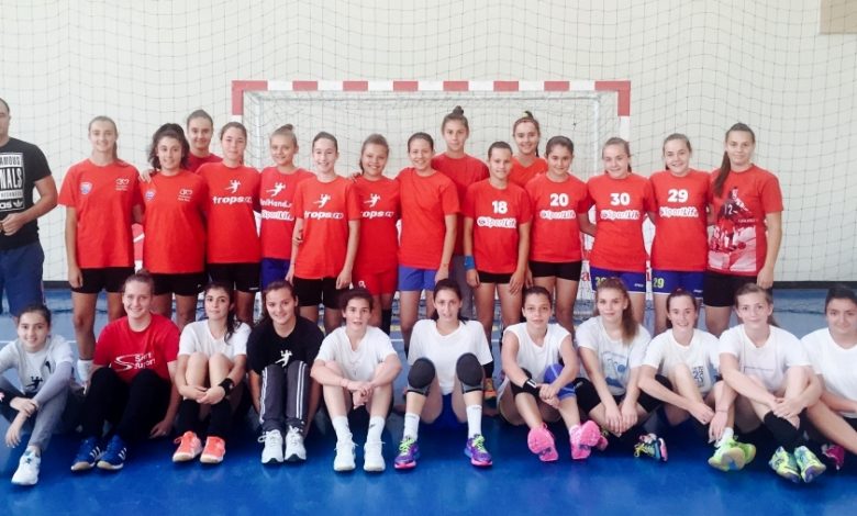 BRAȘOV. Memorialul „D. P. Colibași”, deschis de un duel între junioarele de la Corona 1 junioareiisiiiir.jpg