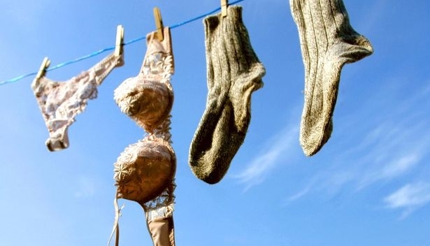 Un pervers care fura lenjeria intimă a vecinei a fost prins chiar de soţul ei 1 lenjerie.jpg