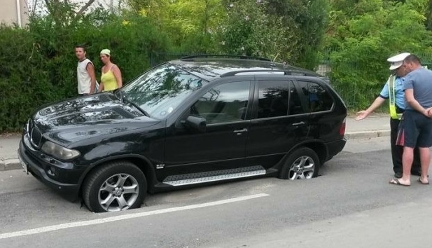 Bolid „scufundat” în asfalt 1 masinaasfalt.jpg