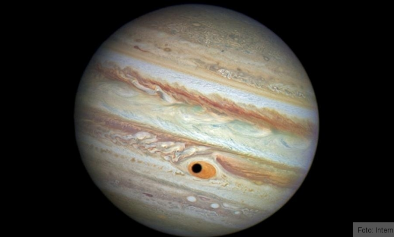 A fost descoperită sora mai tânără a planetei Jupiter 1 ochiul-lui-jupiter.jpg