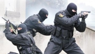 PERCHEZIŢII la contrabandiștii de ţigări 1 politia-politisti-mascati-300x239.jpg