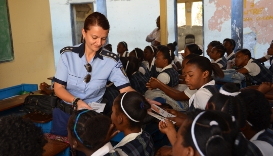 Raluca Domuţa este prima poliţistă din România care a primit titlul de „International Female Police Peacekeeper 2015” 1 politista.jpg